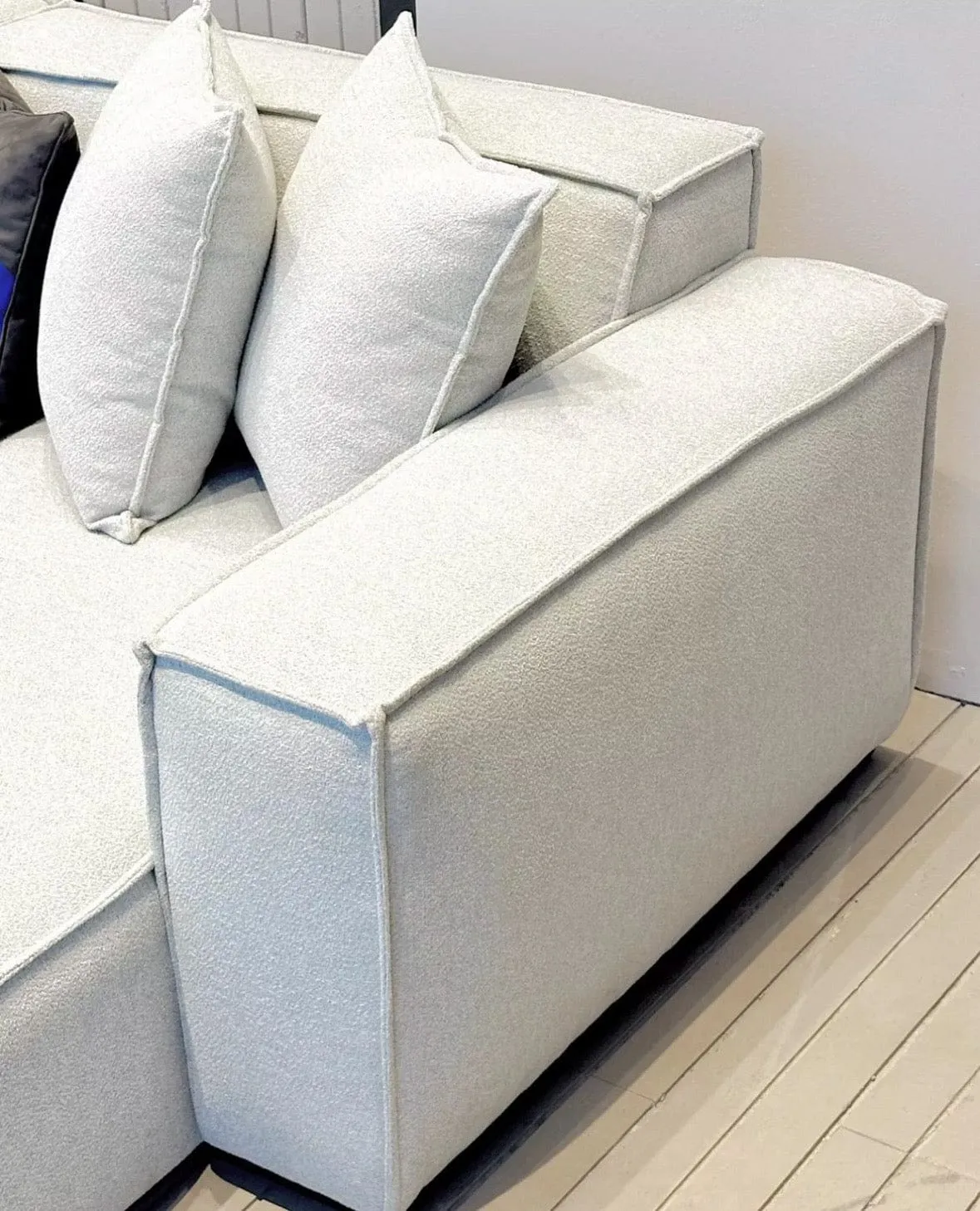 Durable Aureus Sofa with Scratch-Resistant Fabric