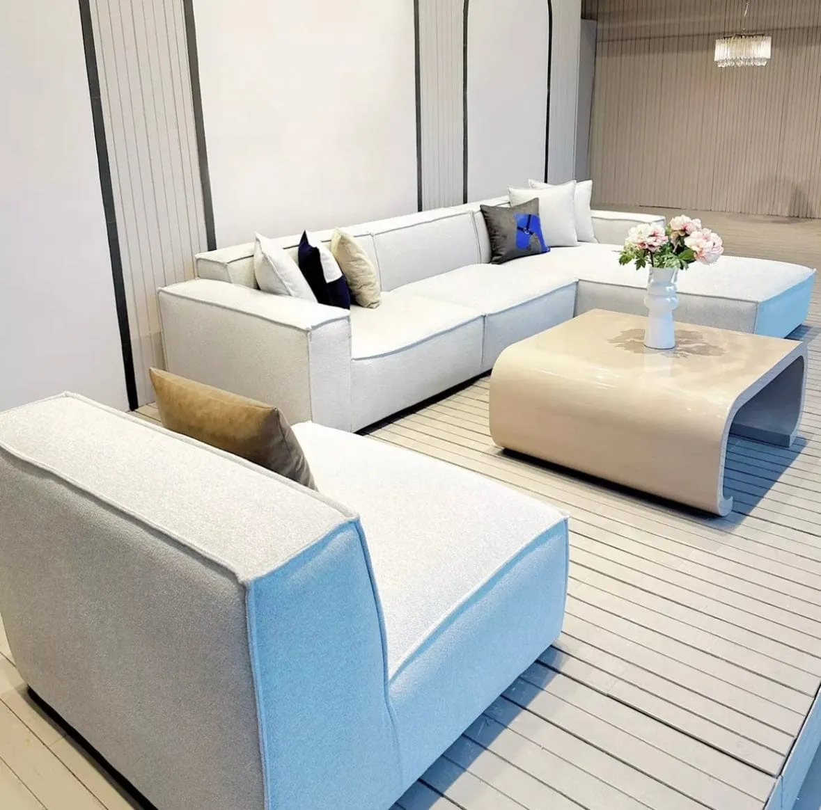 Durable Aureus Sofa with Scratch-Resistant Fabric