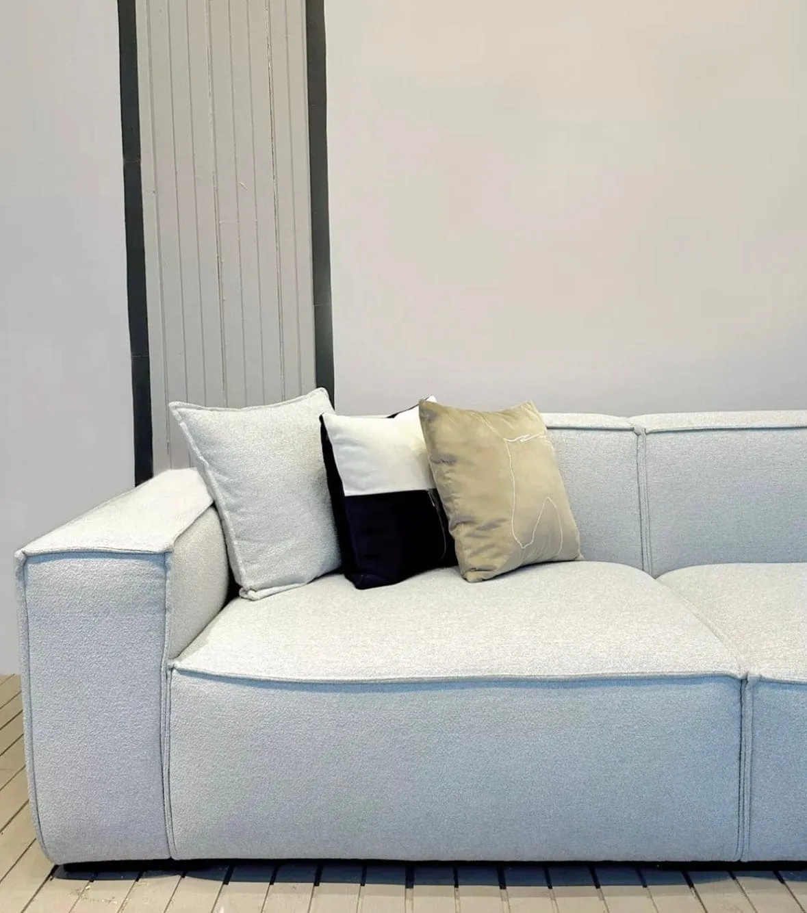 Durable Aureus Sofa with Scratch-Resistant Fabric