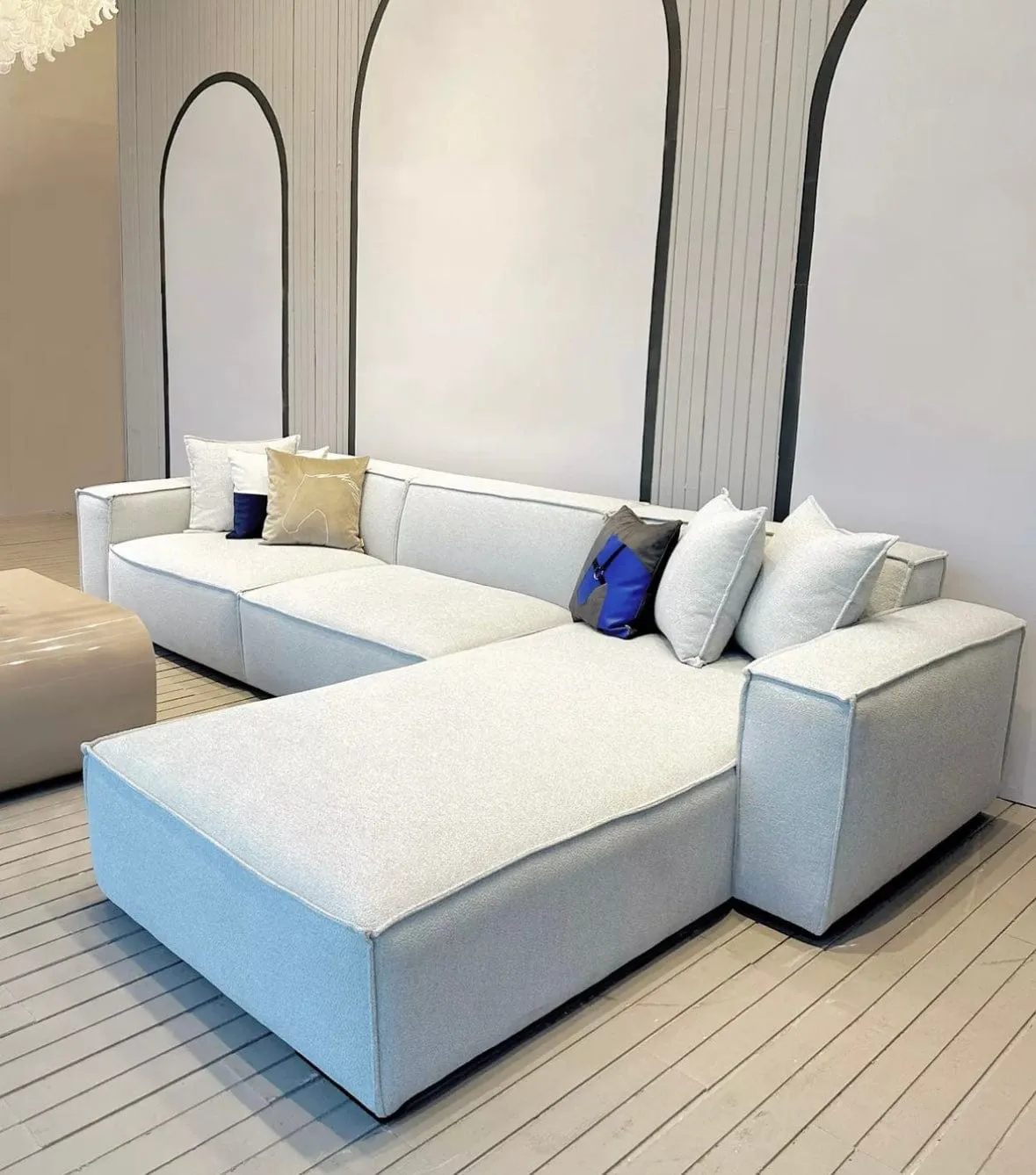 Durable Aureus Sofa with Scratch-Resistant Fabric