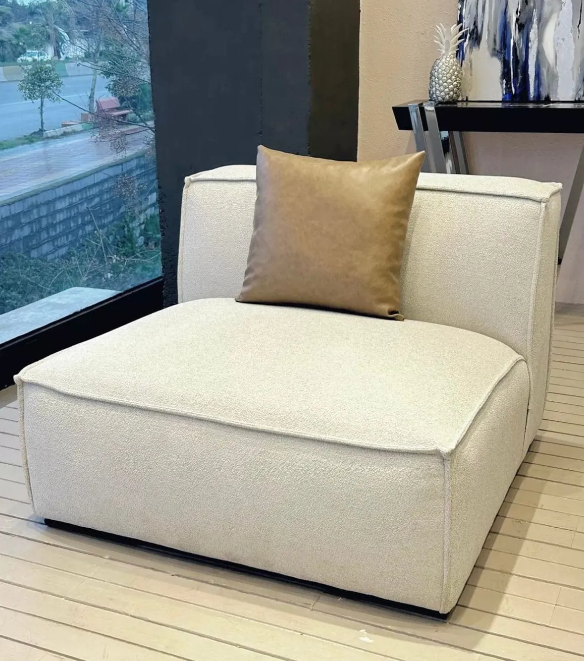 Durable Aureus Sofa with Scratch-Resistant Fabric