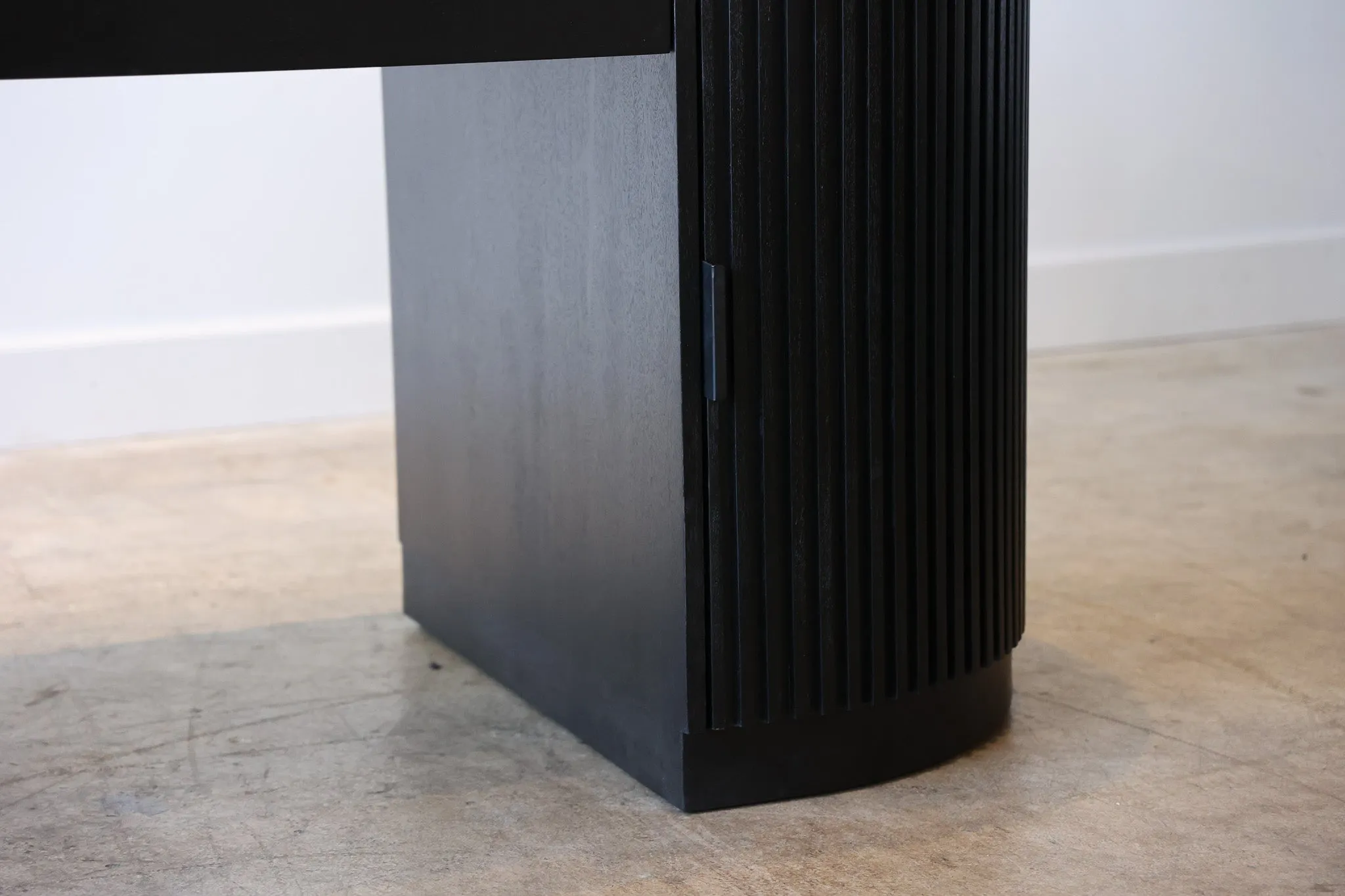 Flow Black Desk
