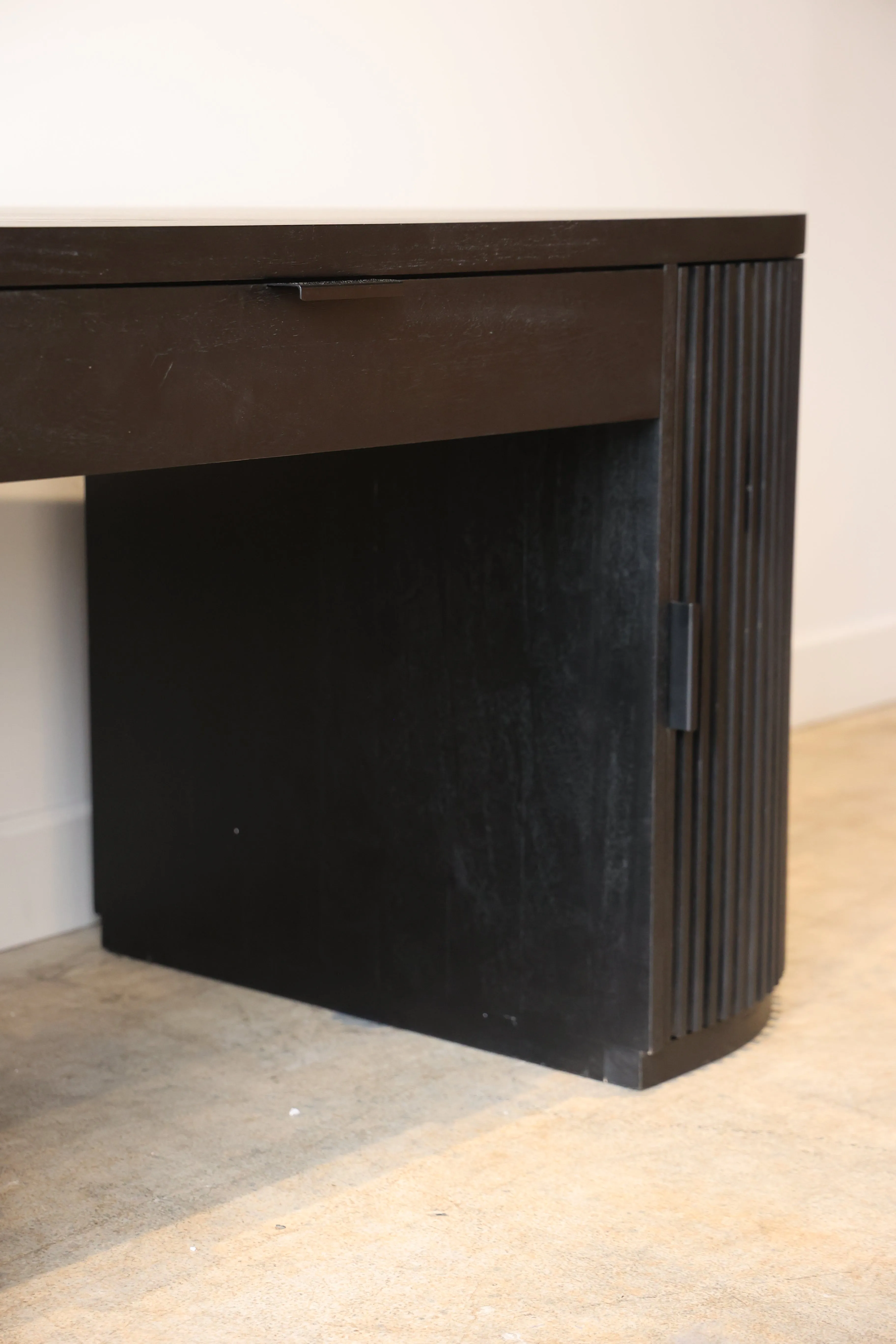 Flow Black Desk