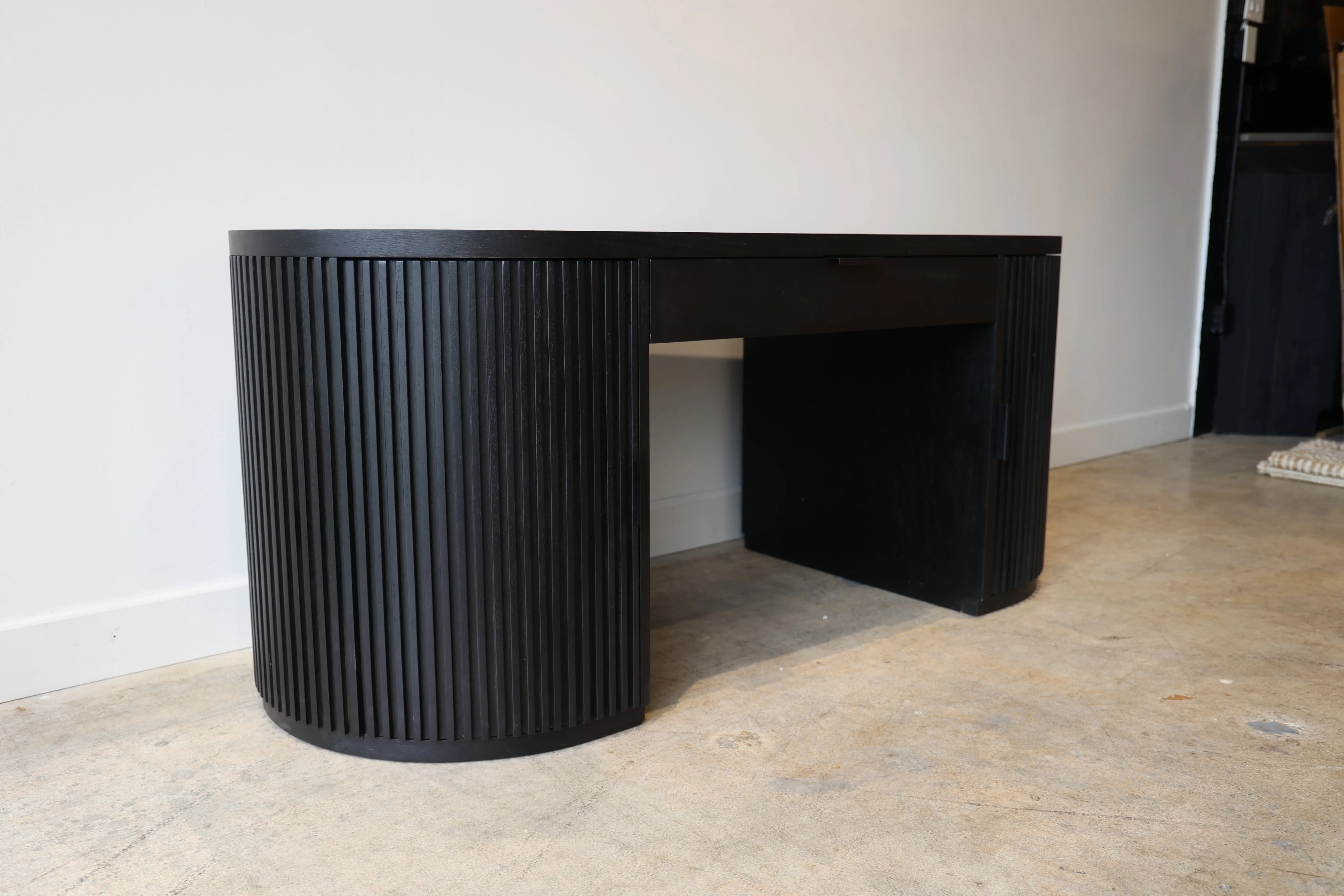 Flow Black Desk