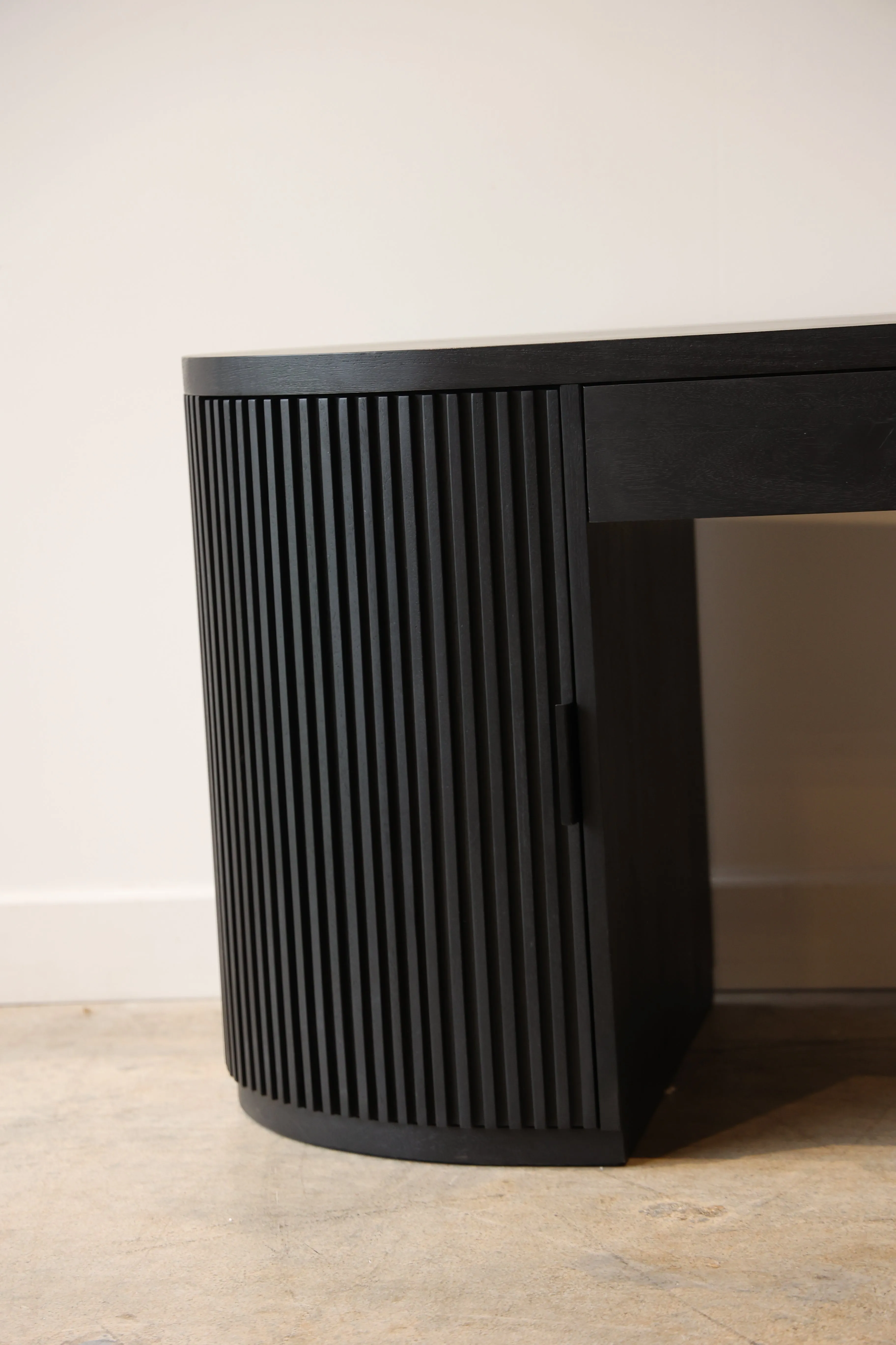 Flow Black Desk